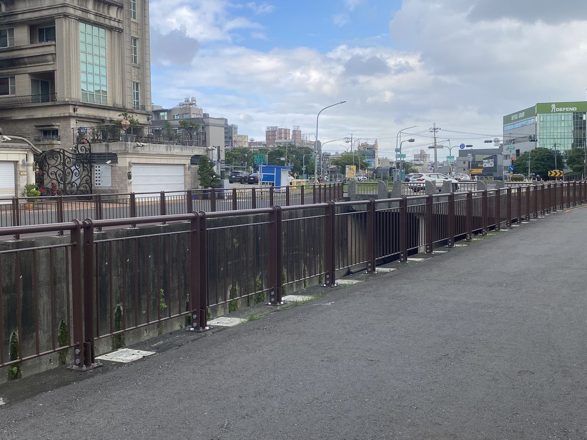 鳳山區山仔頂排水護欄加高換新   安全與美感同步提升...