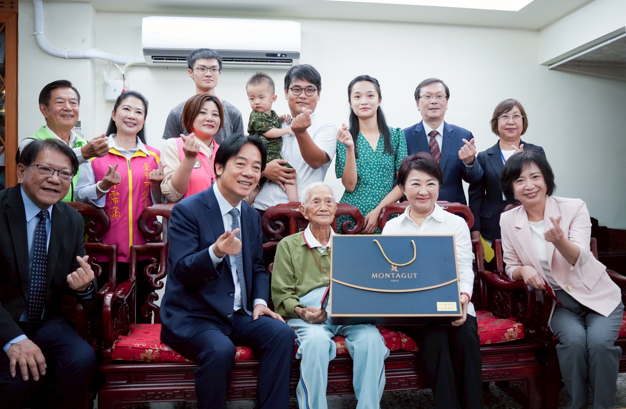 致敬行走的人間智者   總統市長樂陪人瑞話家常...
