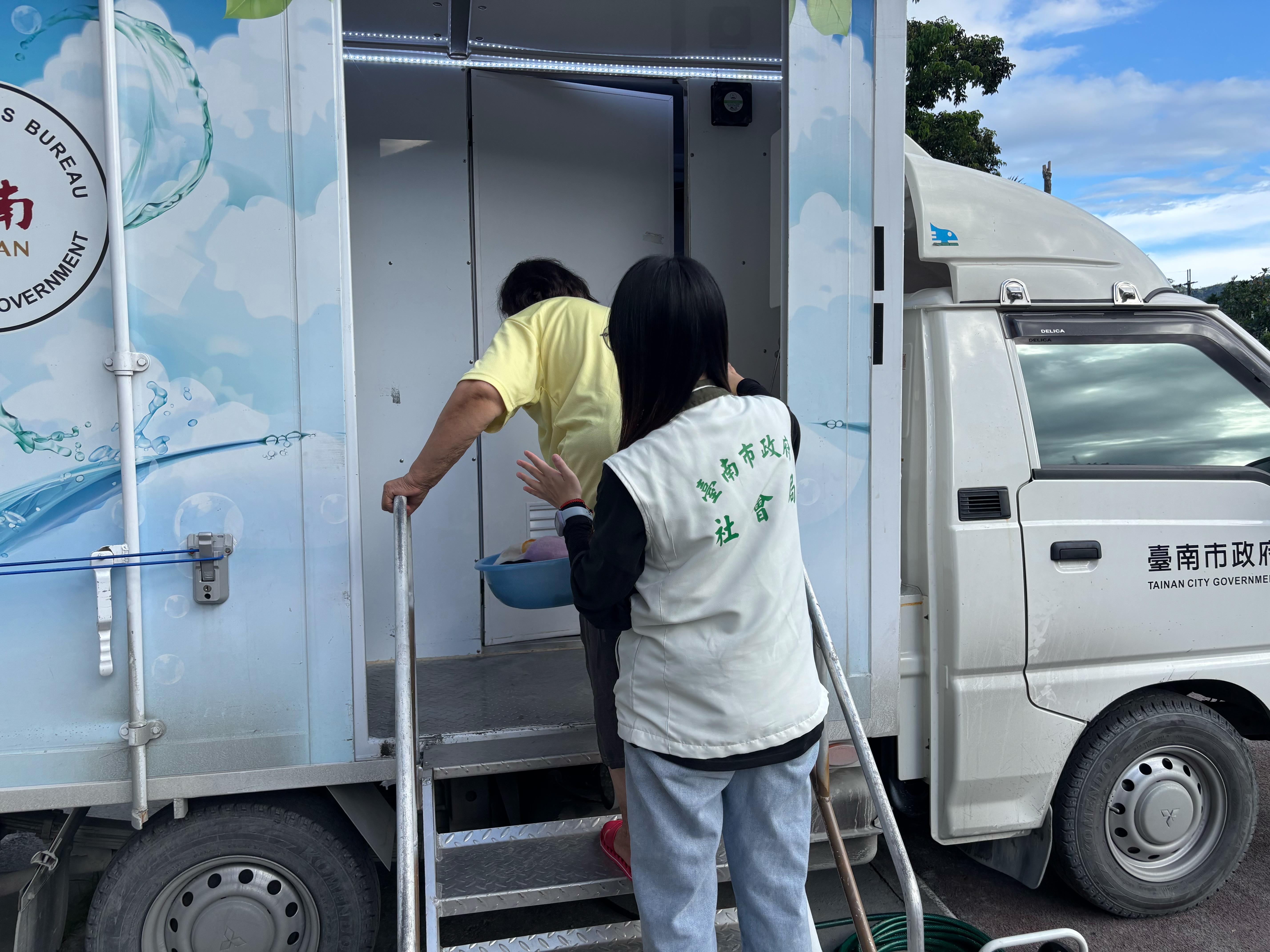 臺南沐浴車支援花蓮光復鄉    提供災民舒適的服務...