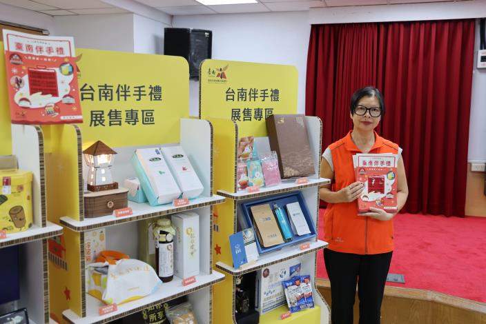 旅服中心增設「伴手禮推廣專區」提供旅遊諮詢與在地美味...