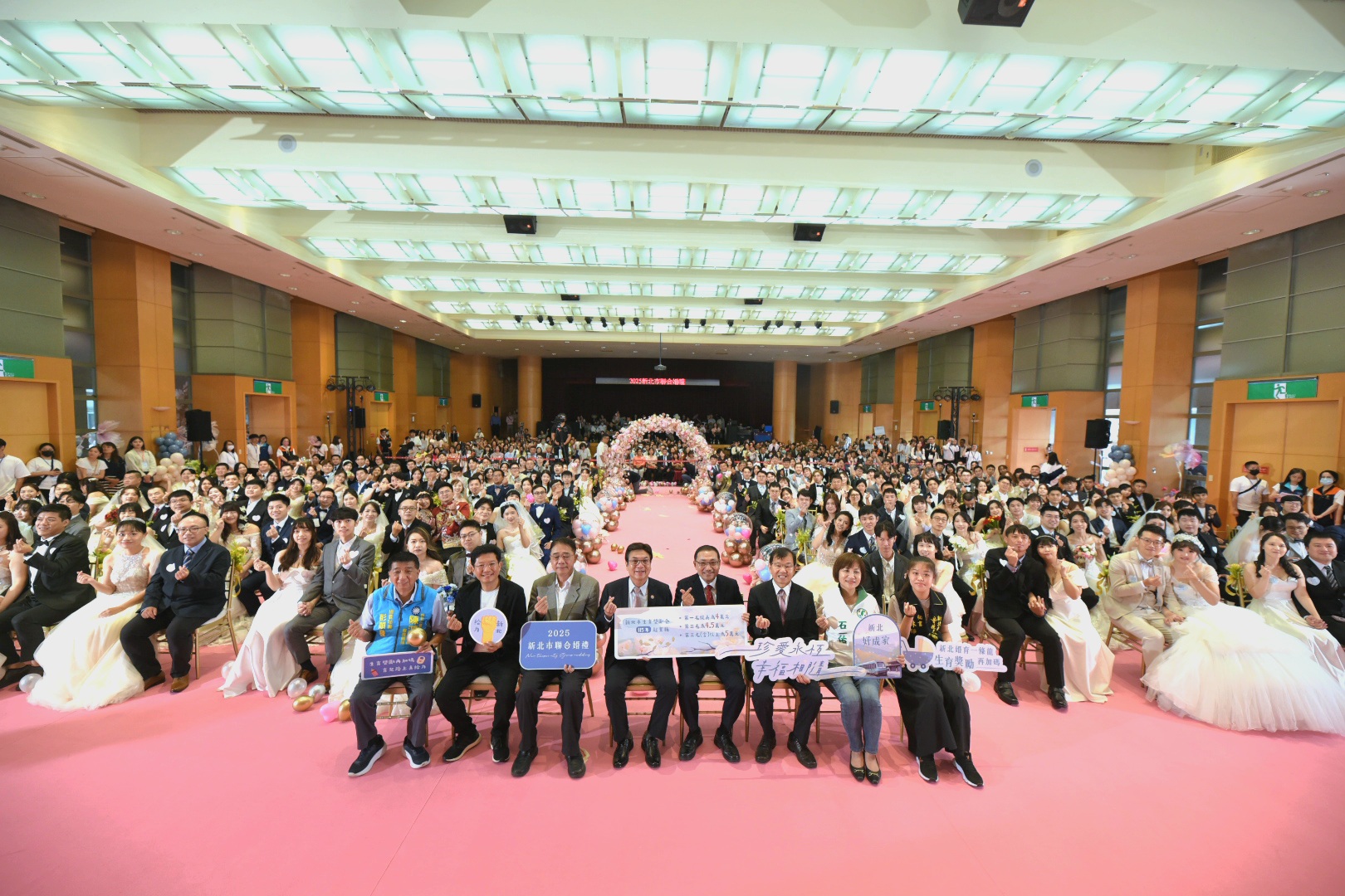 聯合婚禮市府浪漫登場　102對新人攜手珍愛永恆...