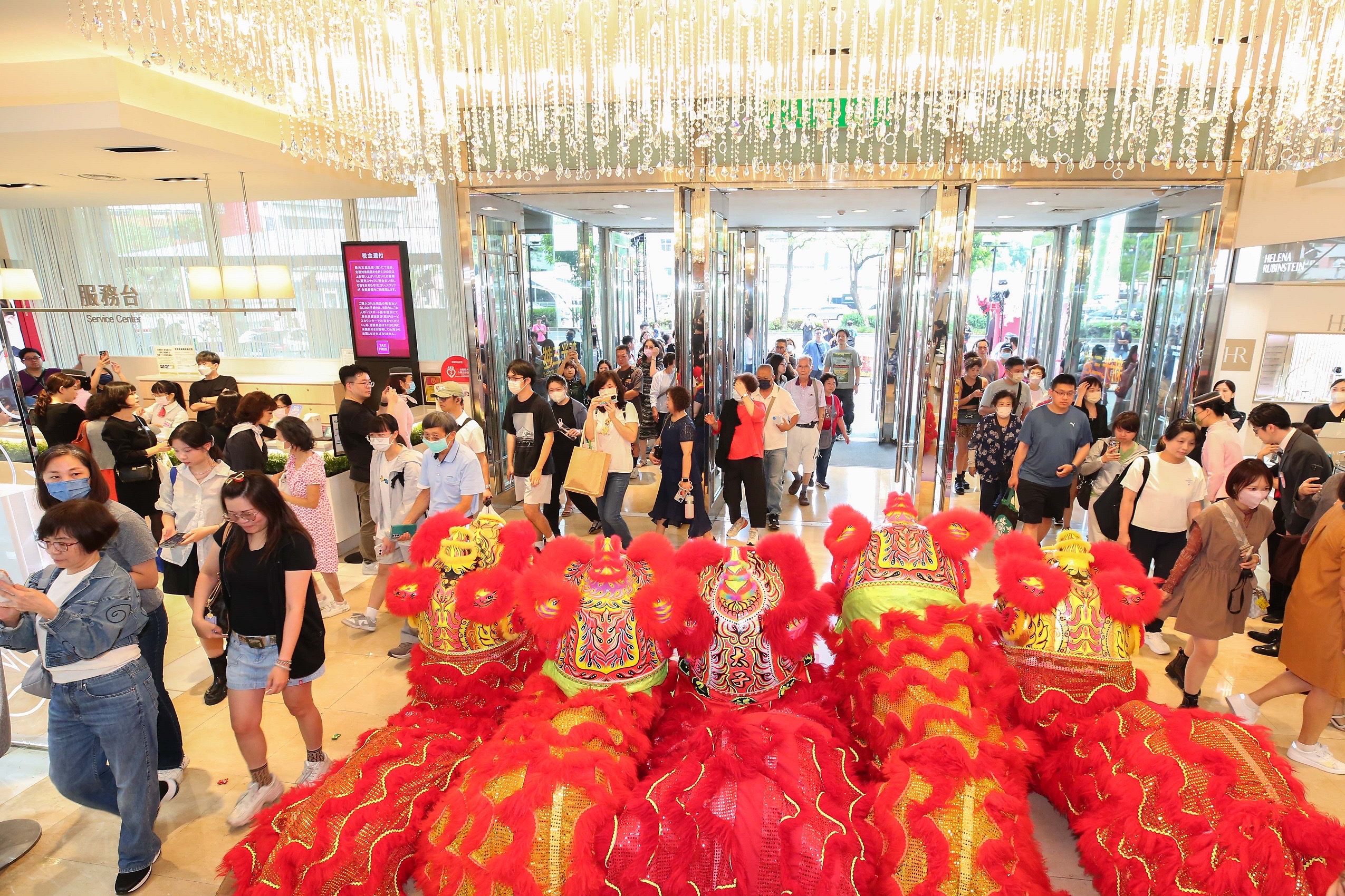 氣溫降逢連假激爆買氣  新光化妝品潮旅3C狂吸金 ...