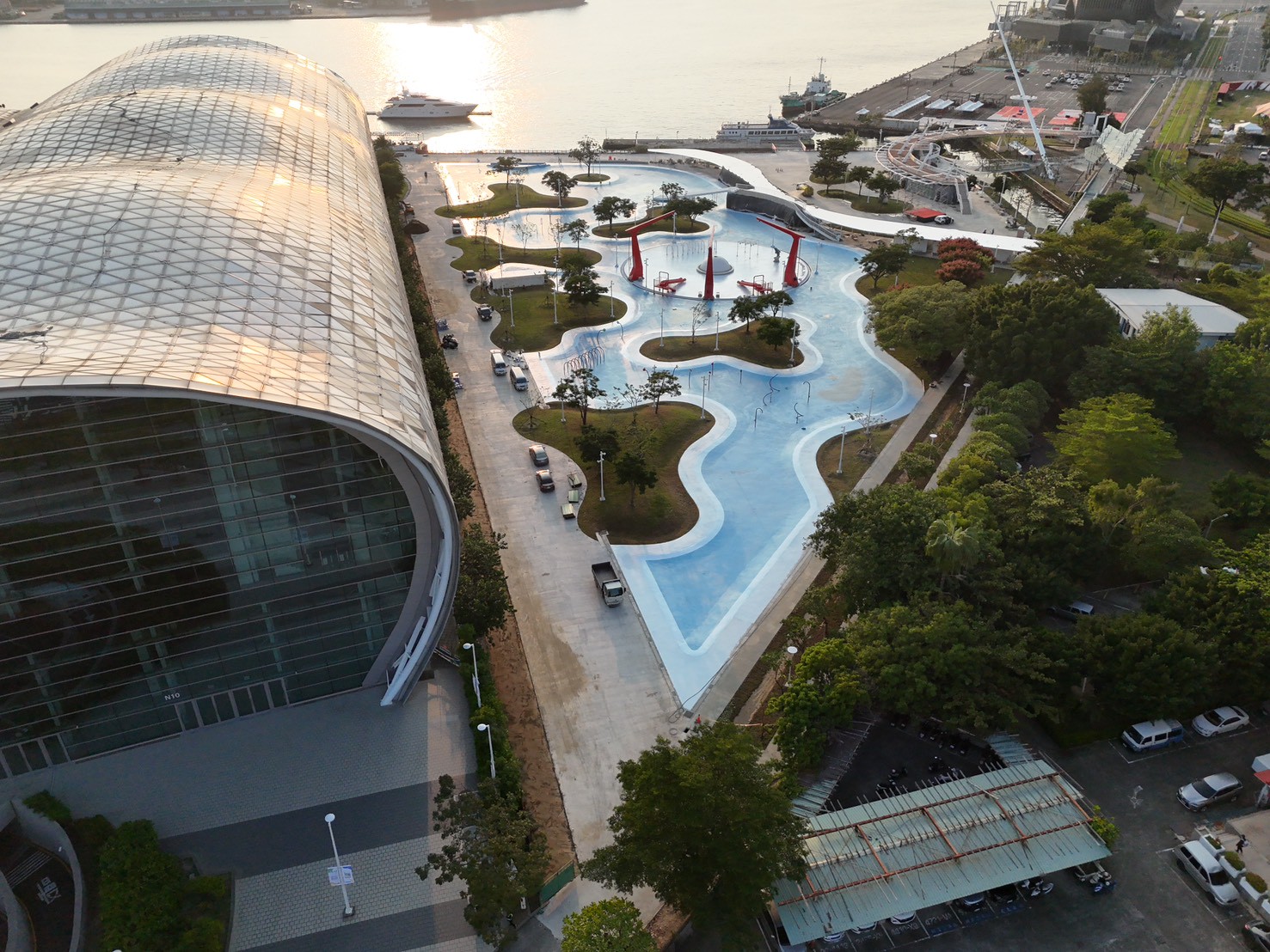 高雄最Chill玩水新地標   星光水岸公園滑水道、港景鞦韆一次滿足