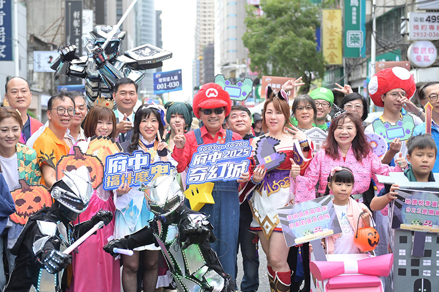 府中萬聖節跨界電玩  侯友宜化身瑪利歐...