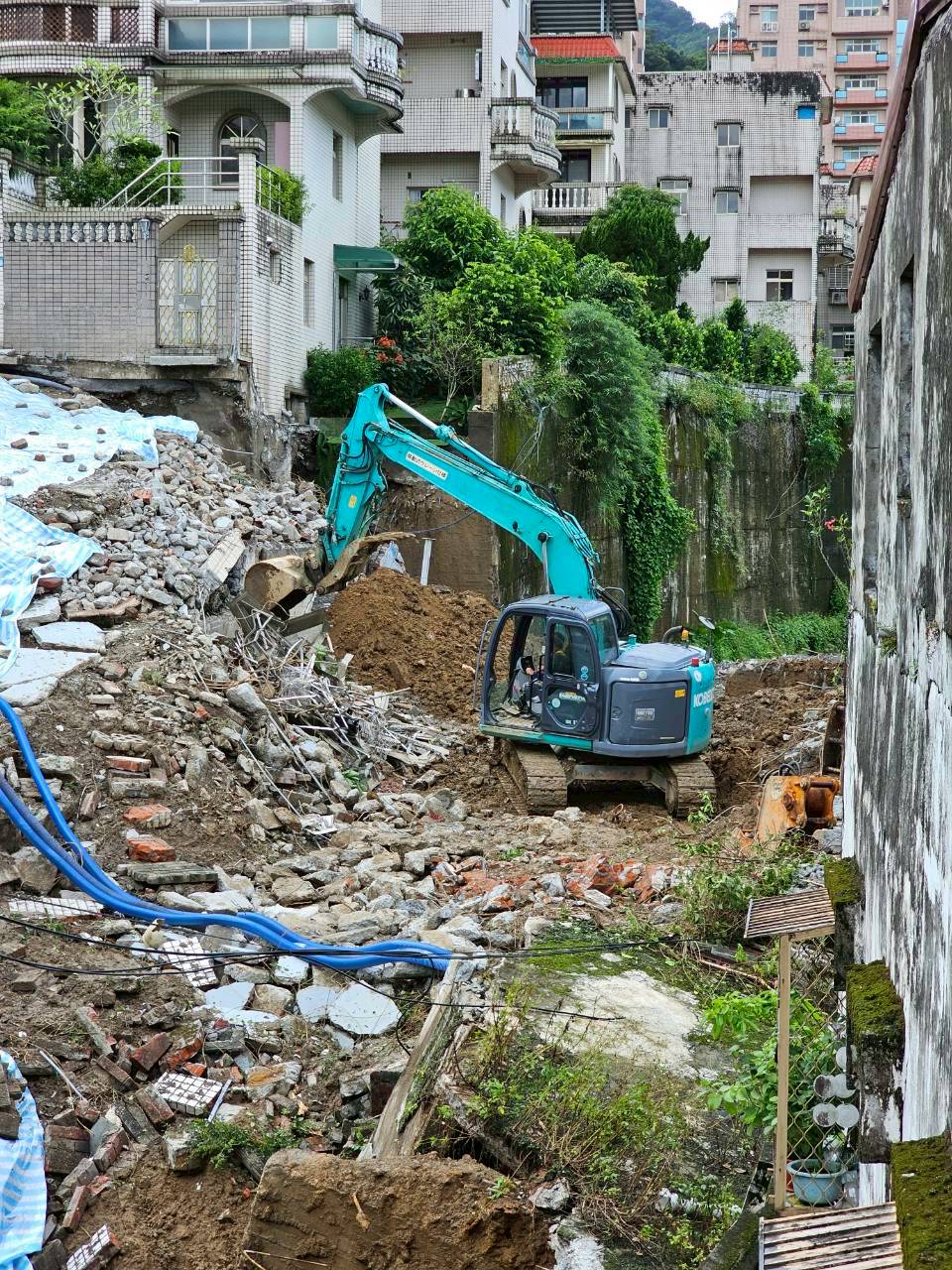 新北市府團隊積極趕工搶修 守護社區安全 新店錦秀社區首...