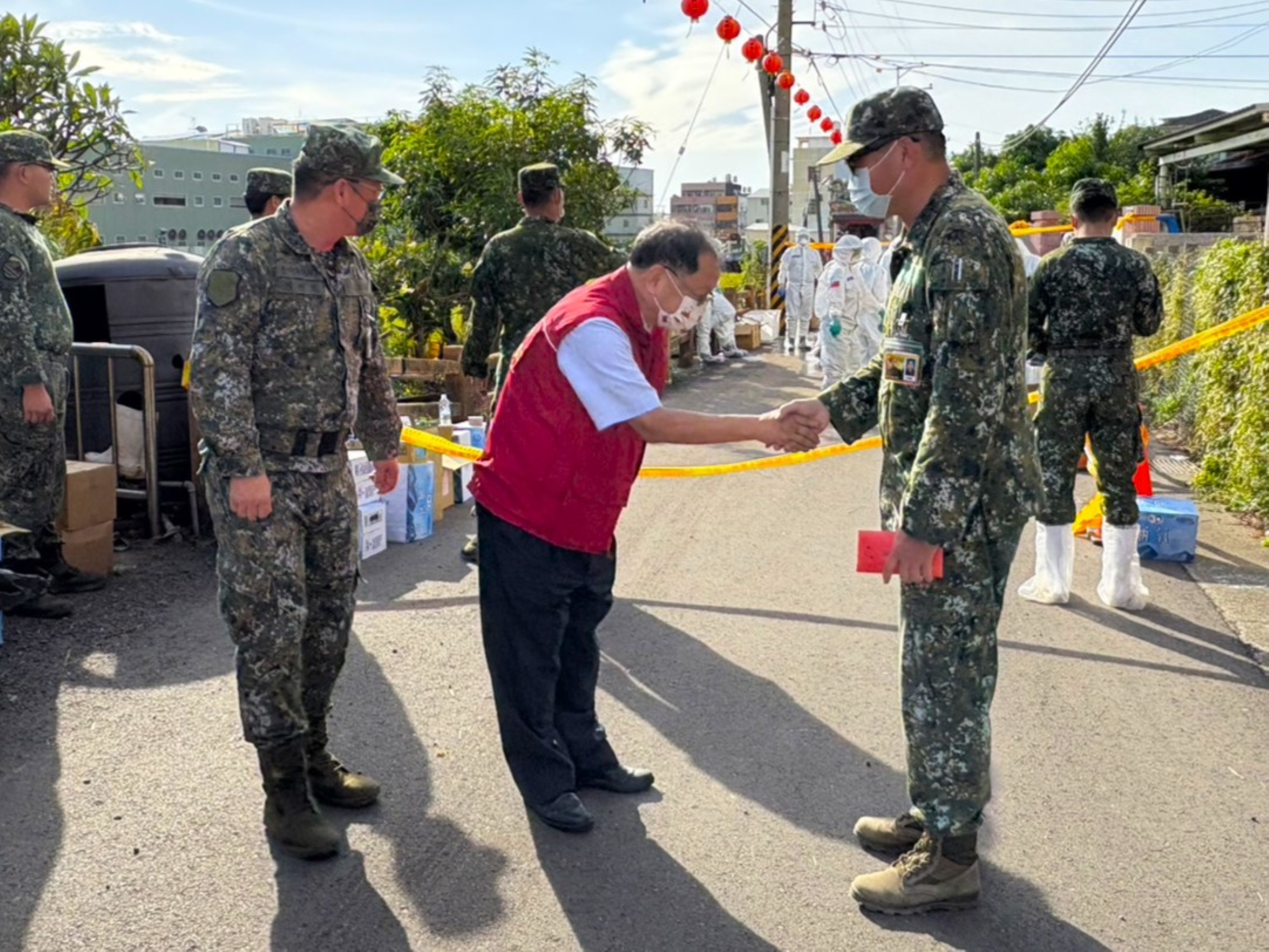 國軍官兵投入梧棲清消 民政局長深謝致贈加菜金