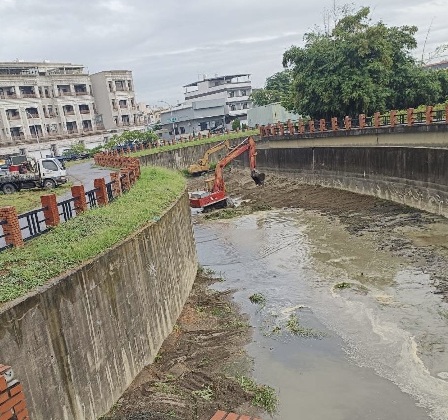 高市政府清疏曹公新圳  強化排水通洪能力...