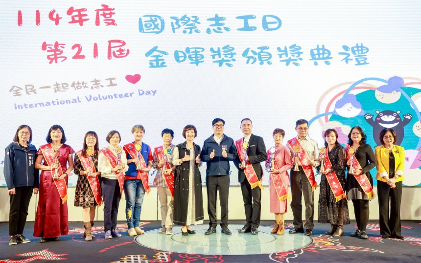 出席第21屆金暉獎表揚志工  陳其邁感謝高雄英雄守護城市...
