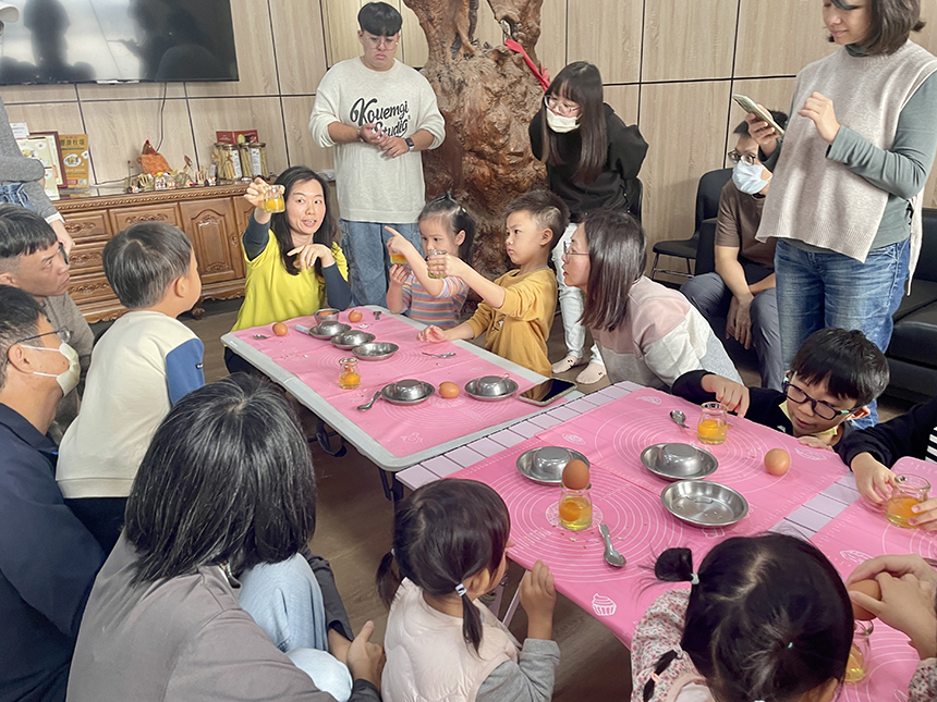 友善飼養真有感！中市辦親子玩食農活動  認識幸福雞蛋...