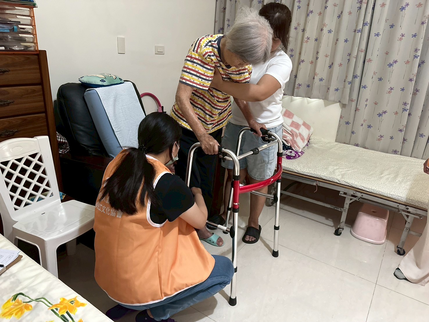 提升看護移工職能！ 中市擴大照護技巧免費到宅指導...