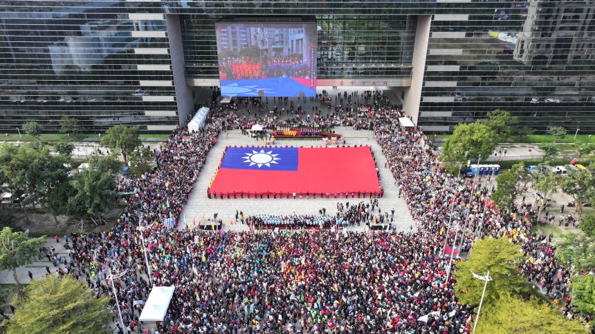88位城市英雄護旗  台中元旦升旗「全國最大國旗」登場...