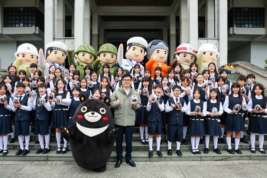 出席元旦升旗典禮  陳其邁盼各界持續為高雄發展努力...