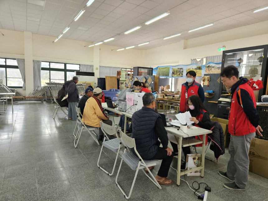 便民服務暖心接地氣！  大甲地政所下鄉換狀好方便...