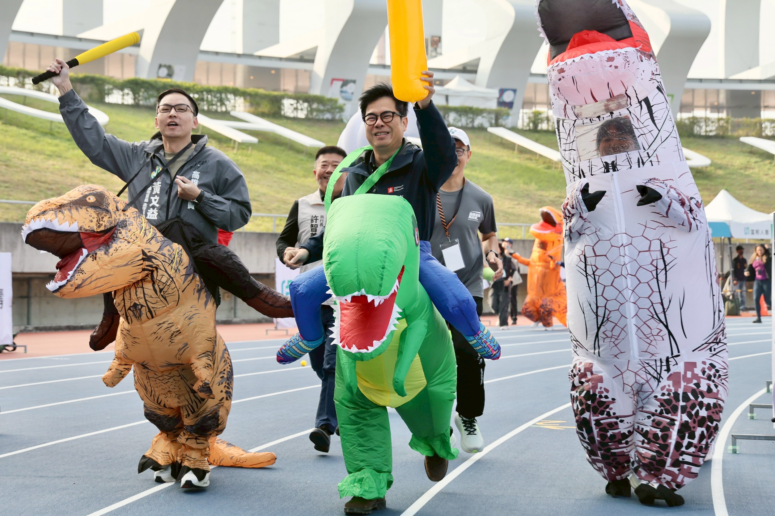2026高雄富邦馬拉松開跑 陳其邁身穿恐龍裝參加趣味競賽...