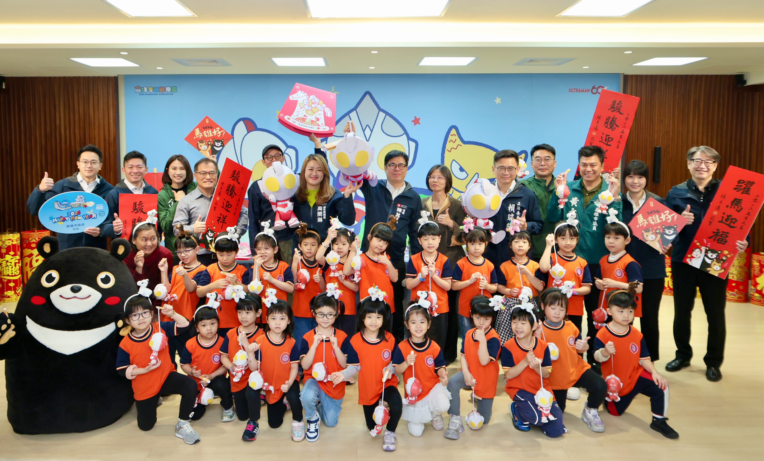 開箱新春小物與超人力霸王提燈 陳其邁祝福市民「馬」上幸...