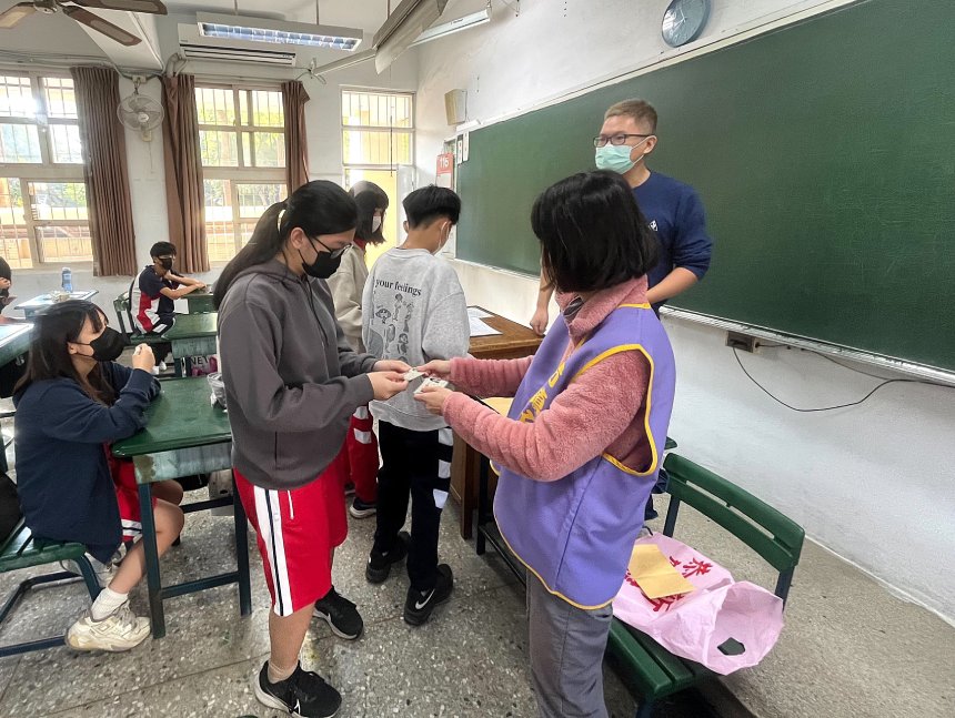 高雄市前鎮戶政所前進校園  受理人生第一張身分證...