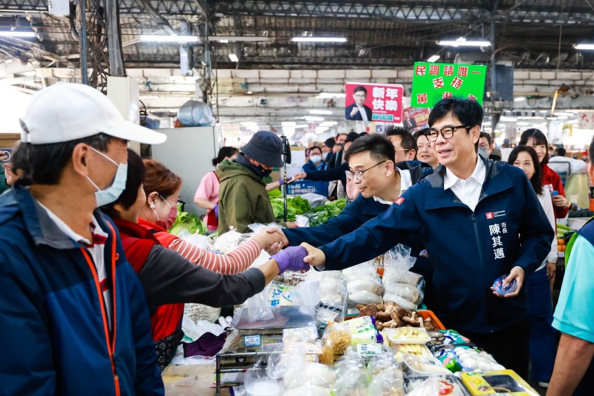 關心春節前農產品供應情形  陳其邁巡訪鳳山、高雄果菜批...