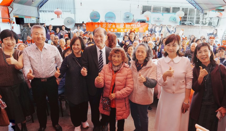 陪伴百位獨居長輩迎新年  中醫大附醫攜手林增連基金會送...