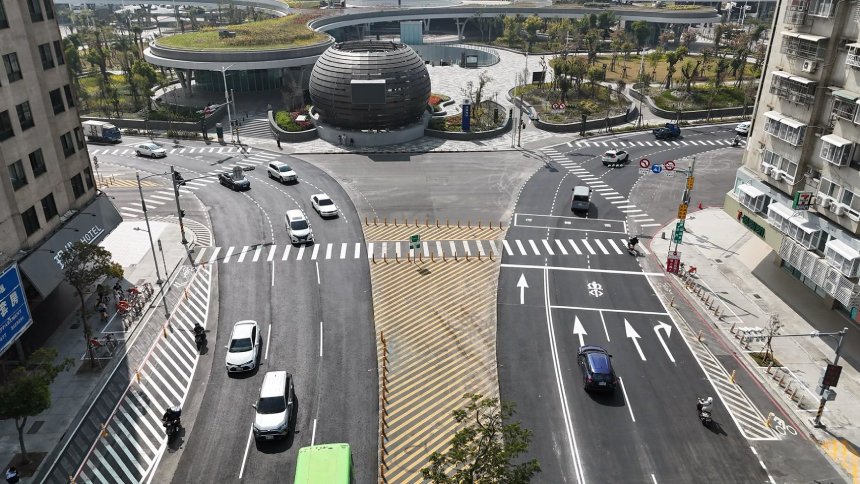 高雄市站東站西路彩色鋪面功成身退  年前新裝上路...