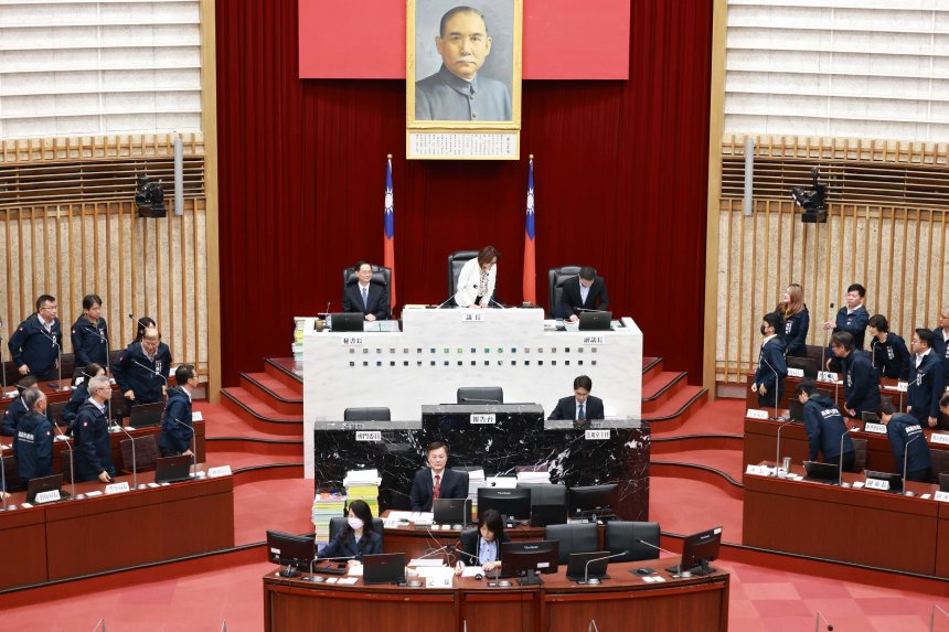 高雄市議會第4屆第10次臨時會閉幕  陳其邁率市府團隊感謝...