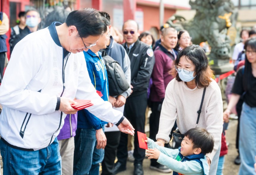 張善政走春參香發福袋  祈願桃園馬年平安順遂...