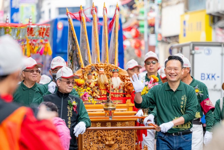 景福宮開漳聖王遶境踩街  蘇俊賓親扛神將推廣百年民俗文...