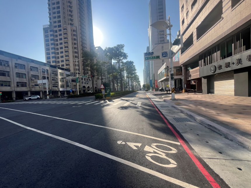 強降雨也不怕  前鎮中山二路機慢車道前側溝擴建完成...