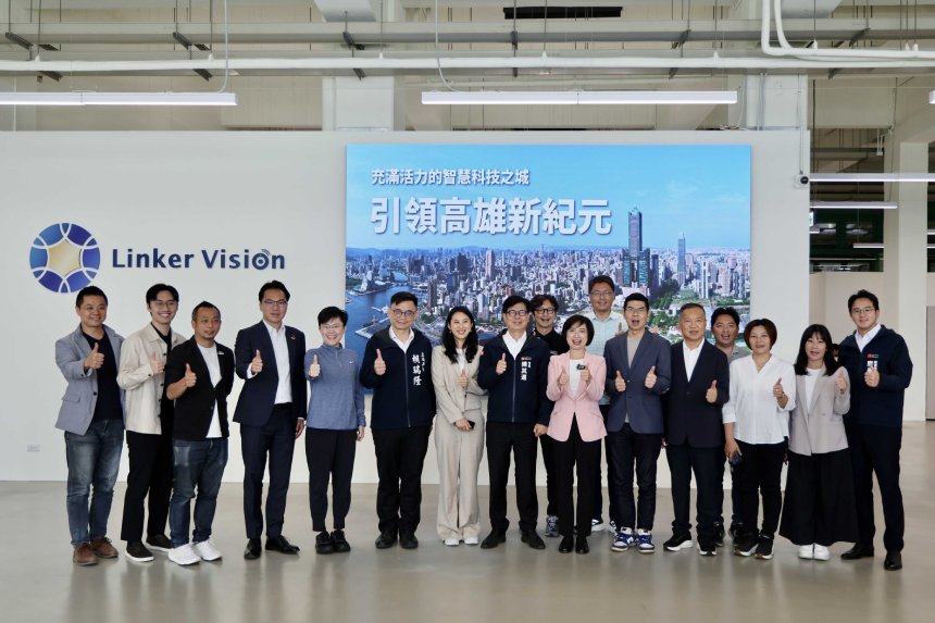 立委何欣純組團參訪高雄AI創新基地  陳其邁盼深化智慧治理...