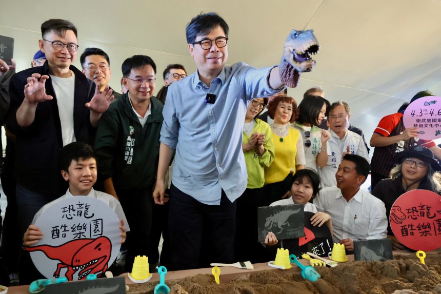 高雄「恐龍酷樂園」盛大開幕  陳其邁：打造具教育意義兒...