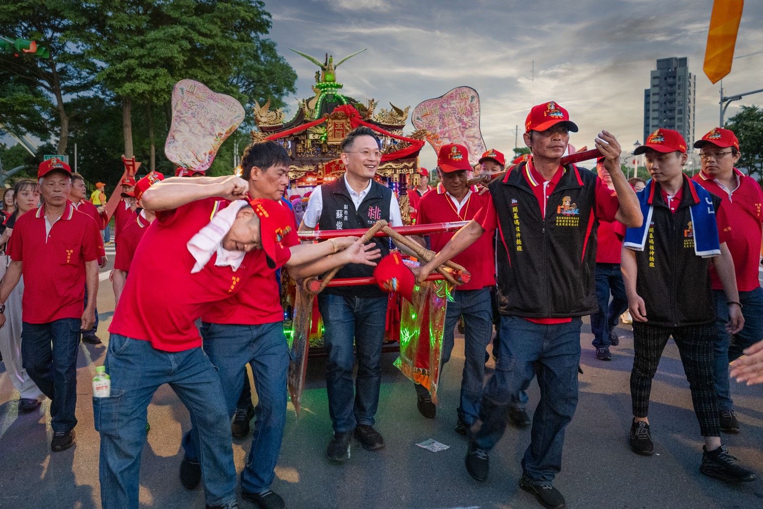 草漯保障宮媽祖進香回鑾　蘇俊賓扛老祖神轎體驗百年遶境...