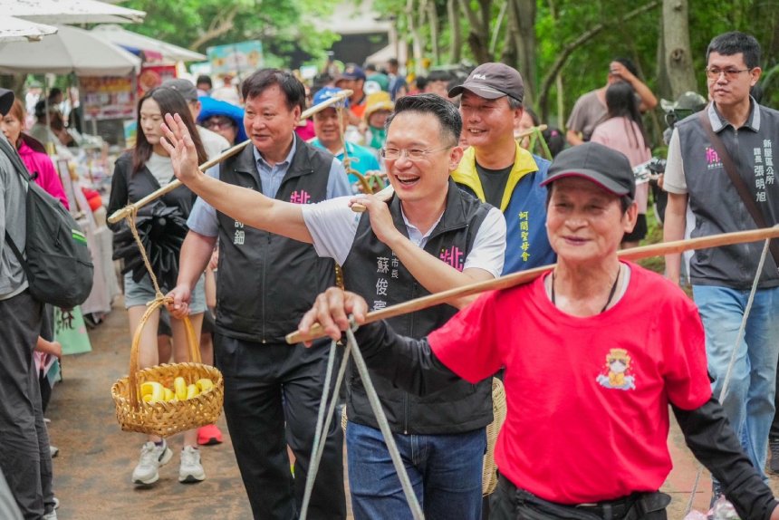 全台唯一石滬媽祖在桃園  蘇俊賓率眾人挑福擔傳承百年望...