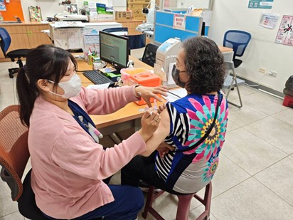 五月氣候多變  高市衛生局籲長輩儘速接種新冠肺鏈疫苗...