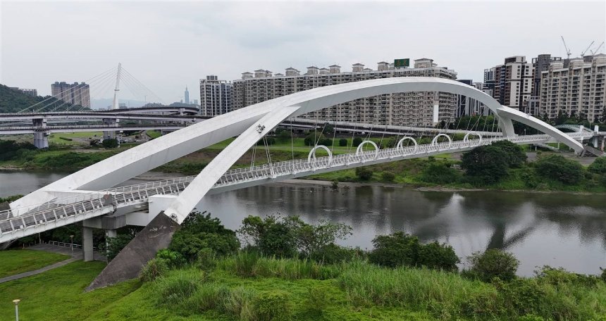 新店陽光橋清洗完成煥新魅力  河岸景觀再展風采