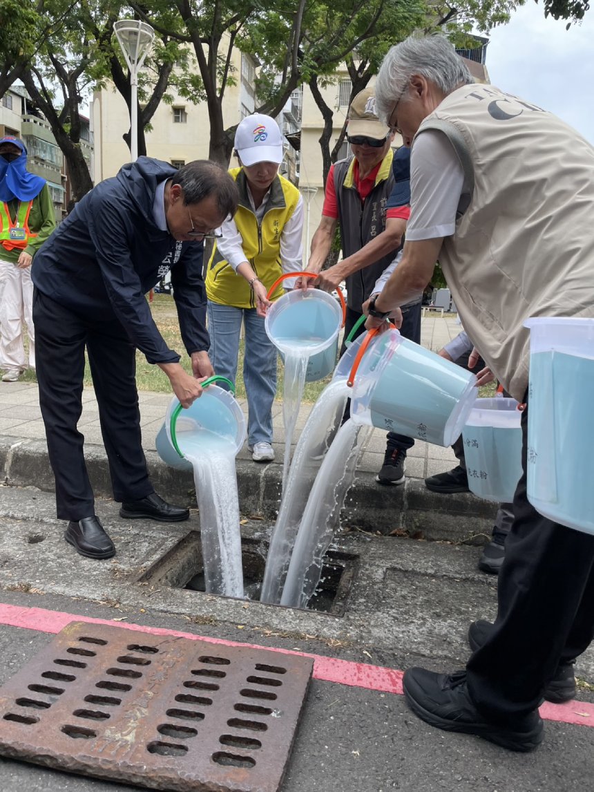 阻斷水溝孳生病媒蚊  高雄市政府宣導洗衣粉泡水防治法...