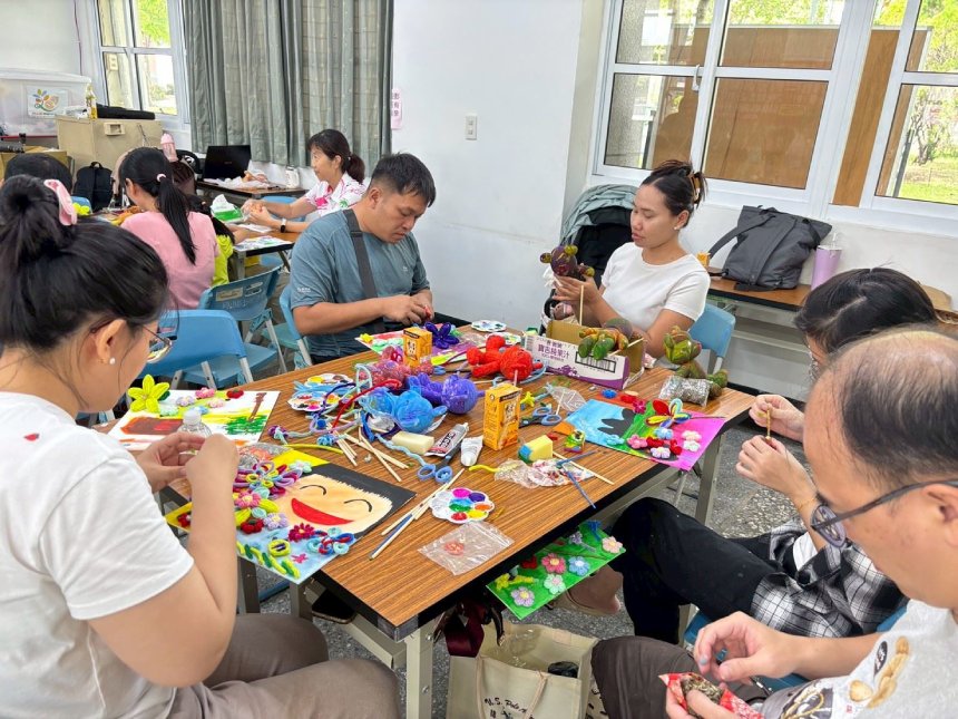 「童趣熊偶著色DIY」課程以溫暖可愛的熊偶為主題，透過親手彩繪與創作，讓學員在手作過程中感受童趣與療癒力量。