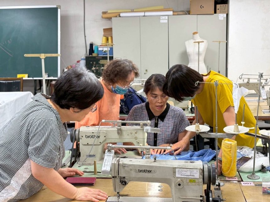 高雄市勞工大學第63期共開設5大類共135門課程，秒殺課程名額有限，要搶要快。