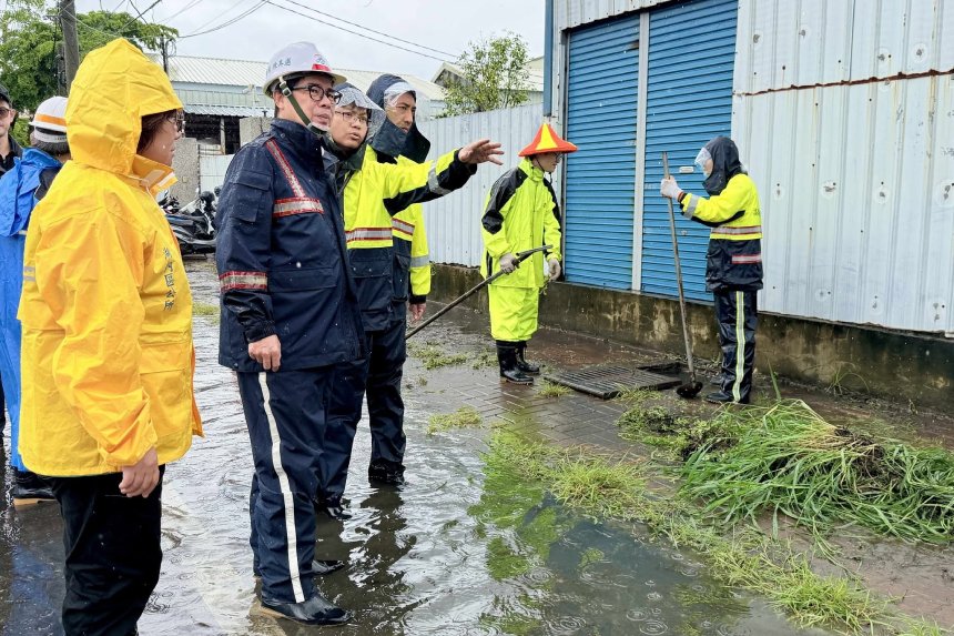 市長視察湖內區中正路二段側溝清疏。