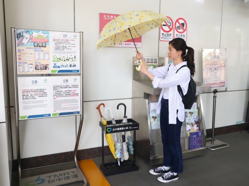 一年拾獲逾千把雨傘  中捷讓遺失傘化身愛心傘守護旅客雨...