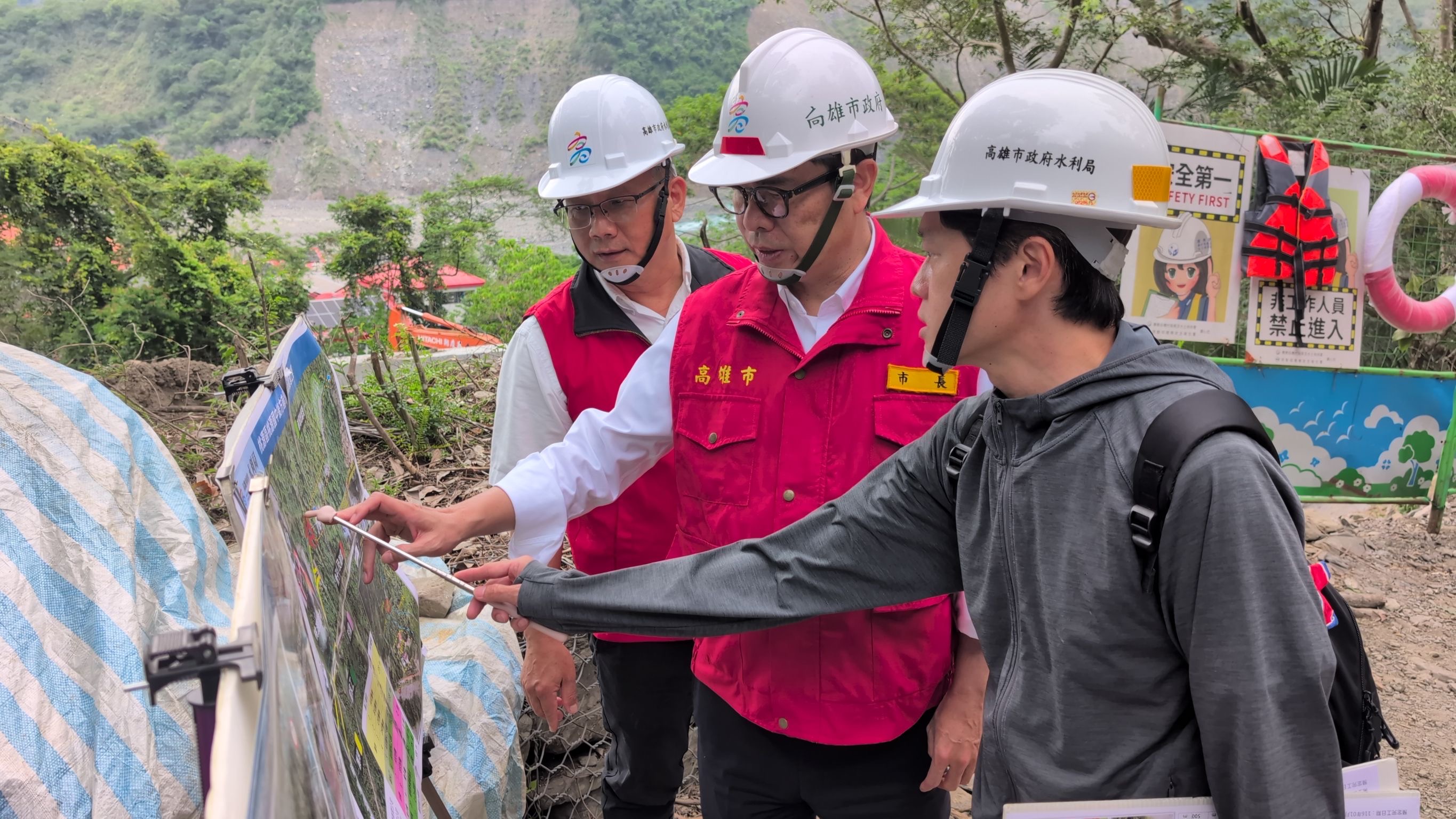 陳其邁視察桃源國中後方崩塌地災害復建工程。