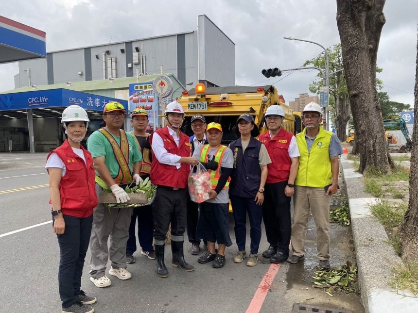 高雄市長陳其邁視察台鐵機廠周邊復原作業,未來配合親子遊樂園區啟用,將打造更安全友善的公共休憩空間。