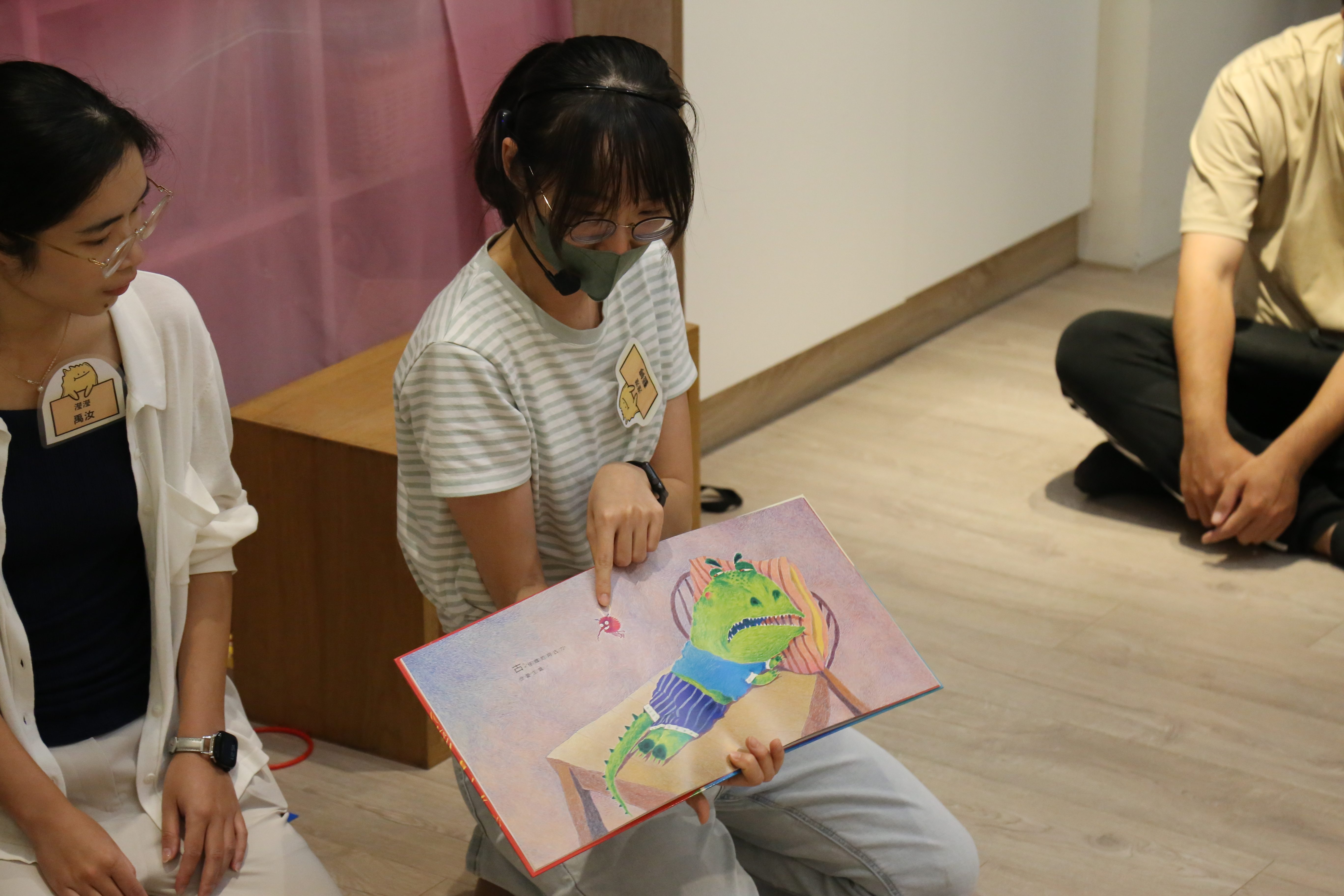 青年團隊帶領親子在故事、遊戲與創作中，一起學習認識及表達情緒。