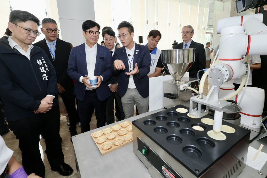 飛傲科技「機器人創新中心」進駐高軟  陳其邁期盼共同茁壯