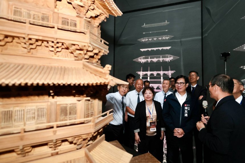 高雄市長陳其邁出席「明心-沉浸式佛教文化藝術展覽」開幕記者會,見證科技與宗教文化傳承融合創新的成果,並邀請民眾一同感受科技與宗教人文交融藝術之美。