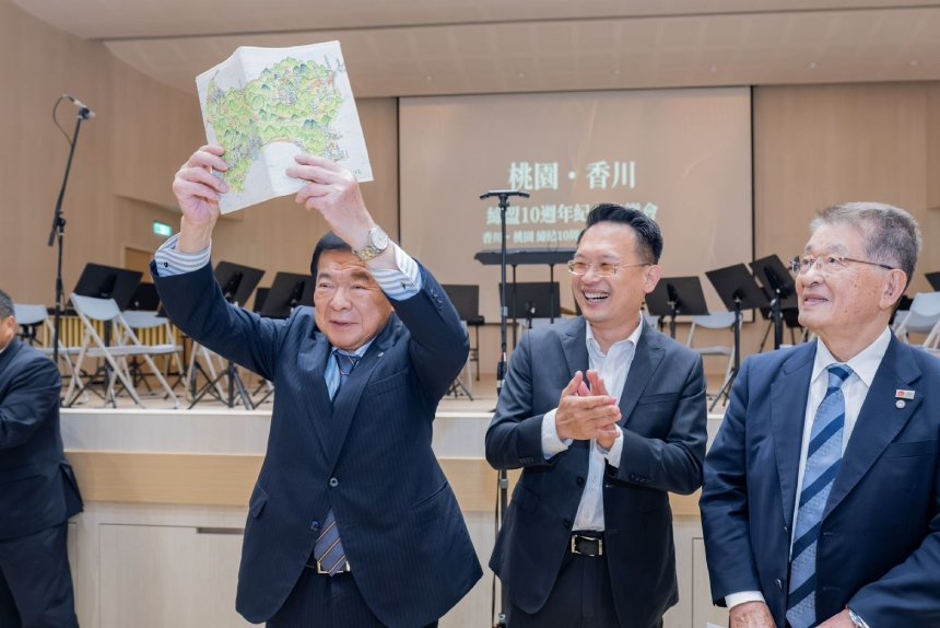 蘇俊賓贈手繪四國地圖  見證桃園香川締盟10週年...