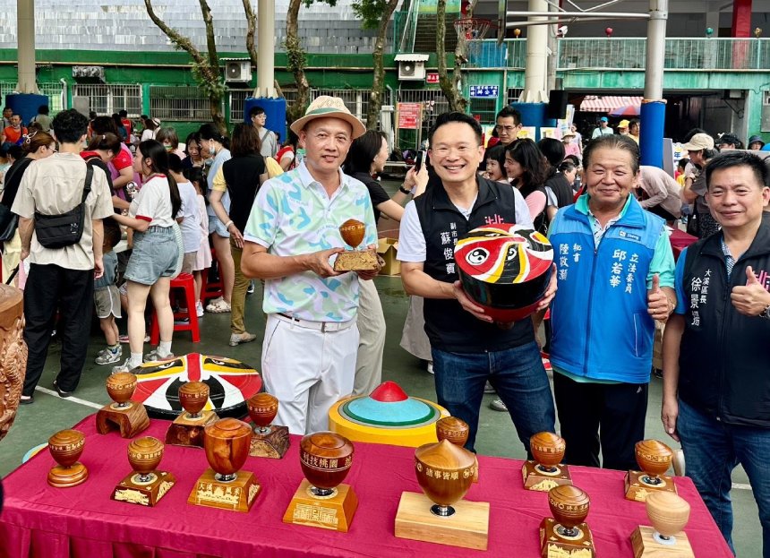 大小朋友齊聚大溪打陀螺  展現大溪老街深厚文化凝聚力...