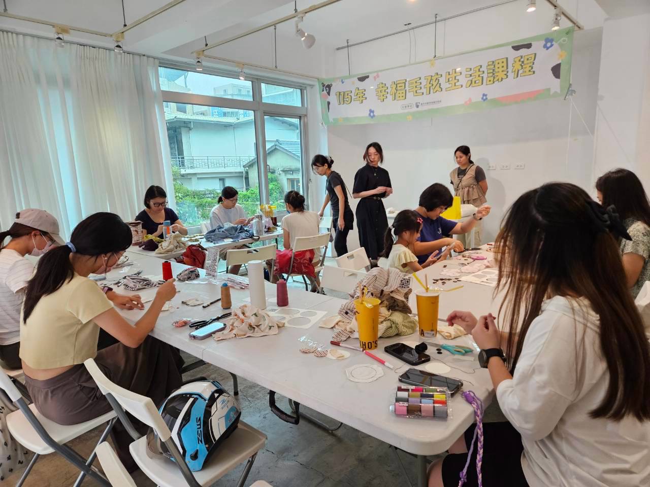 舊衣柔軟重組變布偶！ 動保處開課分享惜情愛動物...