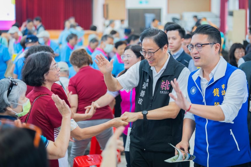 桃園市長張善政在「蘆竹區115年市政說明會」上與民眾互動。