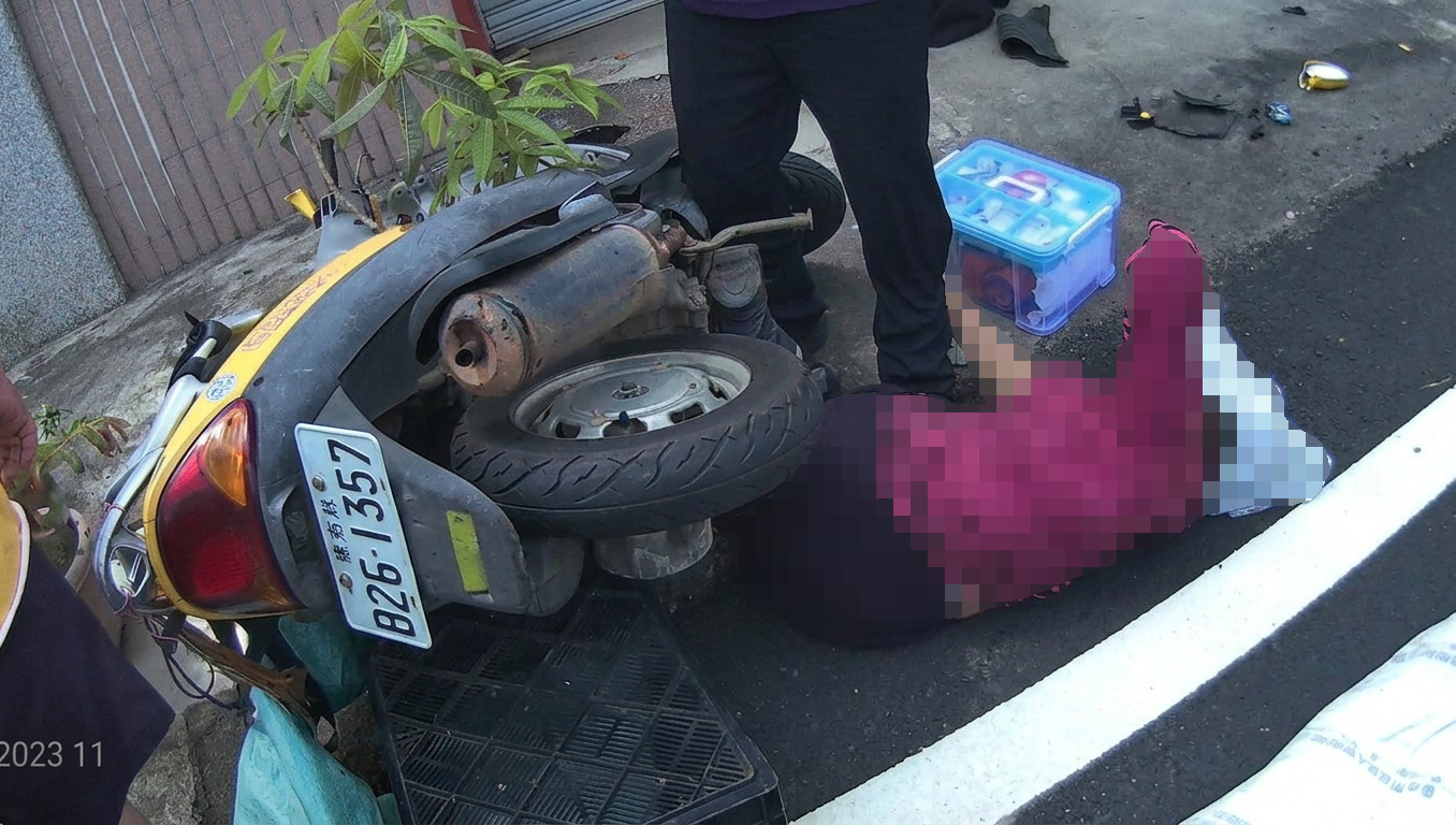 新社區婦人遭機車中柱刺穿大腿　中市消防跨專業精準救援...