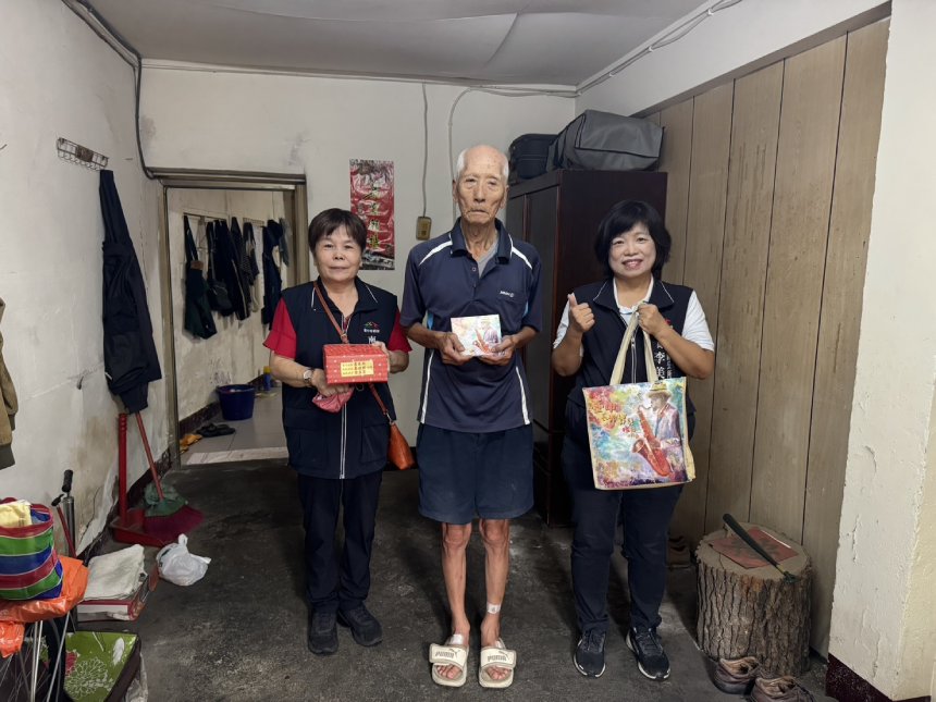 南區公所關懷獨居長者贈生