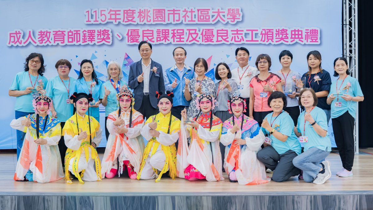 張善政與貴賓及社區大學表演團體合影。